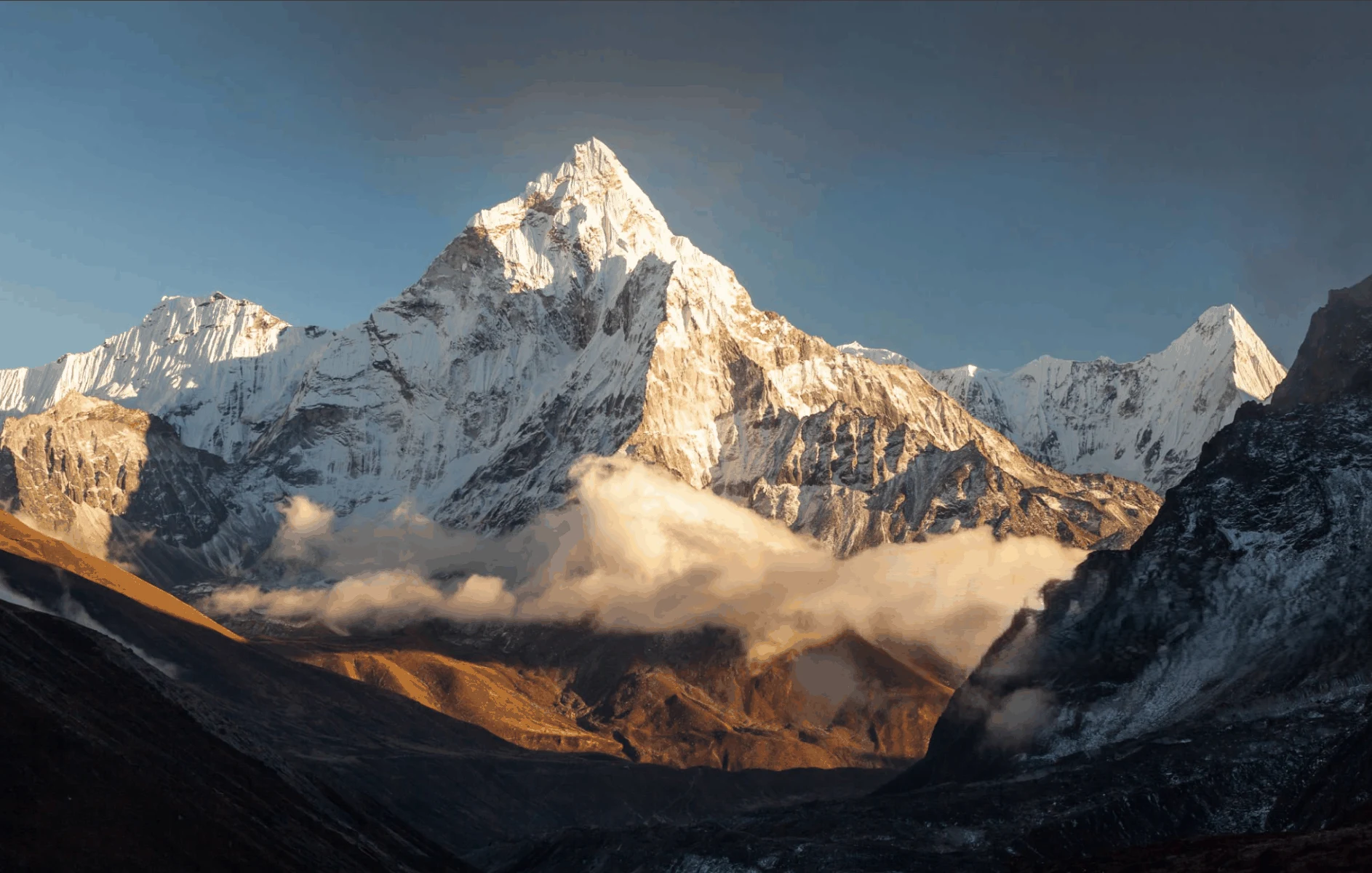 雪山与晨光